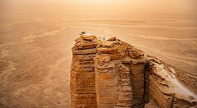 Panoramablick auf die Wüste von fast 300 Meter hohen Felsen: „The Edge of the World“, nordwestlich von Riad. Foto: Saudi Tourism Authority / FTI