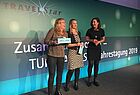 Auszeichnung für Top-Umsätze (von links): Marianne Clephas (TTS Gremmendorfer Reisebüro) mit Sandra  Pfützenreuter und Julia Schumann (TUI Cruises)