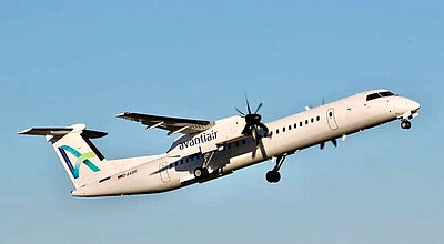 Ab Januar fliegt Avanti Air ab Friedrichshafen nach Düsseldorf, Berlin und Hamburg Ein weißes Flugzeug der Airline Avanti Air vom Typs Dash-8-400 mit Firmenlogo im Steigflug vor blauem Himmel bei Sonnenschein.