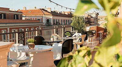 Zum Ruby Giulia in Rom gehört auch eine Dachterrasse Stylische Rooftop-Terrasse im Ruby Giulia Hotel in Rom mit modernen Sitzmöbeln, Pflanzen und Blick auf historische Häuserfassaden – perfekter Ort für Städtereisen in Italien.
