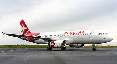 Ärgerlich für Sun Express: Partner Electra Airways will keine Bulgarien-Flüge mehr anbieten Ein rot-weiß lackiertes Flugzeug der bulgarischen Airline Electra Airways steht an einem bewölktem Tag auf einem Rollfeld.