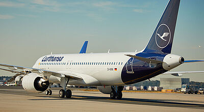 A320 von Lufthansa: Das Software-Update machte keine größeren Probleme. Ein Flugzeug von Lufthansa des Typs Airbus A320 in weiß-blauer Lackierung rollt auf einer Start- und Landebahn eines Flughafens