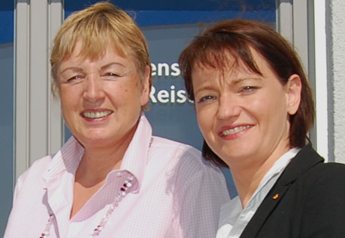... (rechts) mit Reisebüro-Inhaberin Anne Bode in Wiesbaden-Nordenstadt.