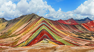Zu den Neuheiten zählt eine Länderkombi, die nach Peru und Bolivien führt und auch die Rainbow Mountains zum Ziel hat. Foto: maylat/istock