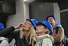 Klaudia Becker (Reisebüro Faber, Kastellaun, li.) und Simone Pfister (TUI, Würzburg) staunen über das weltweit größte Spiegelteleskop 