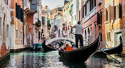 Ein Highlight in Venedig ist eine Gondelfahrt durch die Stadt. Foto: NiseriN/iStock