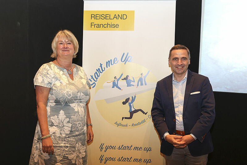 Zufriedene Reiseland-Manager: Franchise-Chefin Anna Schwingenschlögl und Geschäftsführer Thomas Bösl