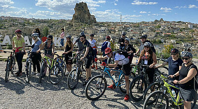 Die Mountainbike-Gruppe des Famtrips vor der Burg von Ortahisar
