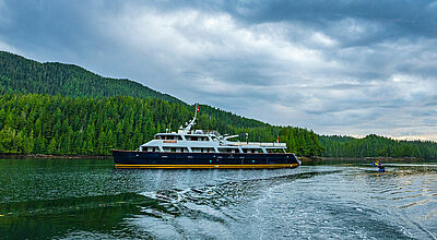 Mit dem Katamaran Cascadia geht es im Juli 2025 rund um Vancouver Island. Foto: Lernidee/Jeff Reynolds-X3