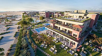 Das Cavallino Bianco Caorle Venezia bietet 101 großzügige Suiten. Foto: Cavallino Bianco Luxuriöses Strand-Resort an der Adriaküste mit modernen Pools, Sonnenterrassen und direktem Zugang zur weitläufigen Promenade