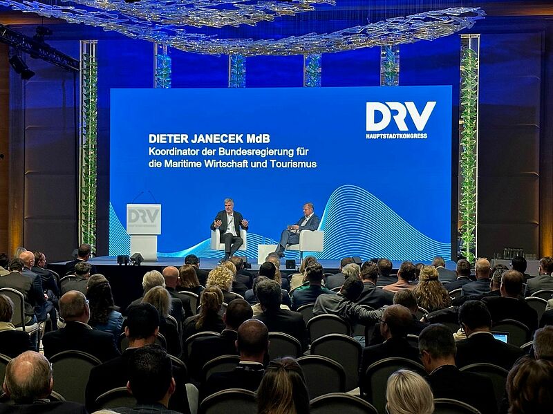 Dieter Janecek, Tourismus-Koordinator der Bundesregierung, im Gespräch mit Dirk Inger, Hauptgeschäftsführer des DRV