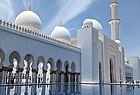 Ein weiteres Highlight: Der Besuch der Scheich-Zayid-Moschee, eine der größten Moscheen der Welt
