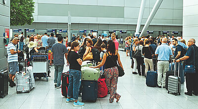 Lange Schlangen an den Flughäfen: Das Flug-Chaos sorgt für mächtig Frust