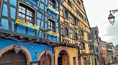 Innerhalb der ­Stadtmauern von ­Riquewihr reihen sich farbige ­Fachwerkhäuser  aus dem 13. bis 18. Jahrhundert ­aneinander