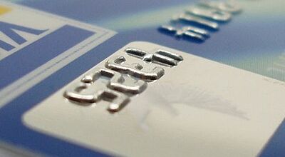 Die Kreditkarten der Reisebüro-Kunden werden 2009 deutlich weniger belastet als 2008. Foto: stockx.chng