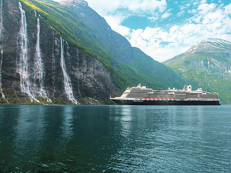 Norwegen will zukünftig nur noch emissionsfreie Kreuzfahrten in den Fjorden erlauben – im Bild der Geirangerfjord. Foto: Holland America Line