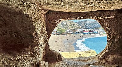 Blick aus einer Höhle auf das „beschauliche“ Matala. Foto: jm
