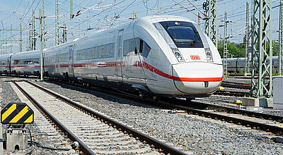 Die Bahn wird 2023 wieder dick ins Minus rutschen, rechnet aber mit einem Gästerekord im Fernverkehr. Foto: Deutsche Bahn