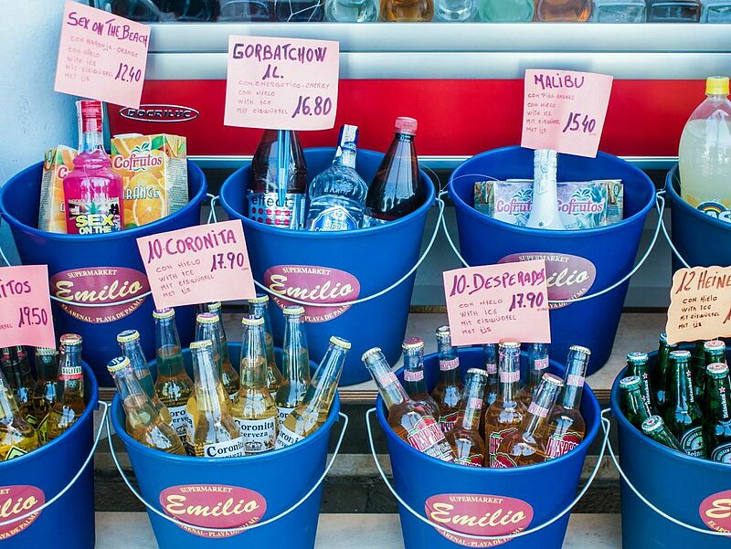 Geschäfte, die in bestimmten Zonen an der Playa de Palma Getränke verkaufen, müssen nun zwischen 21.30 und 8 Uhr schließen. Foto: NaLha/iStock