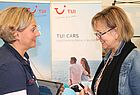 Infos auf der Reisemesse: Inke Steffen von TUI Cars mit Christa Wittmann vom Atlantis Reisecenter in Ingolstadt
