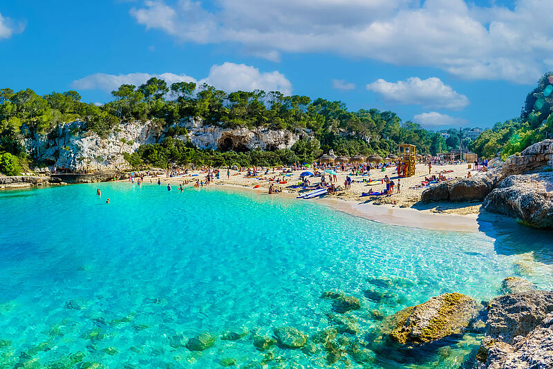 Mit 40 wöchentlichen Flügen ist Mallorca, im Bild Cala Llombards, das Topziel von TUI Fly im Sommer 2025. Foto: Cristian Mircea Balate/istock