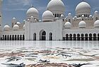 In der Moschee ist der angeblich größte Teppich der Welt ausgerollt
