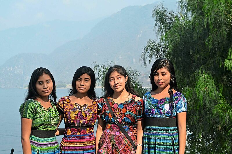 Farbenprächtig ist die Maya-Tracht der Frauen am Atitlansee in Guatemala