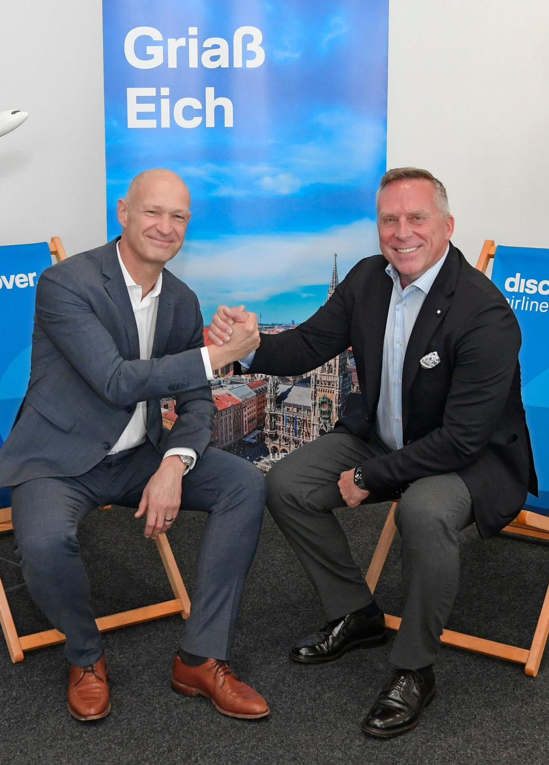 Auf weiterhin gute Partnerschaft: Jost Lammers (Flughafen München) und Bernd Bauer (Discover Airlines)